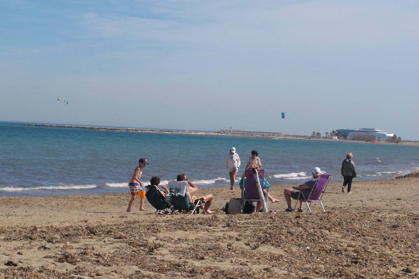 Las playas de Dénia se llenan en una jornada veraniega