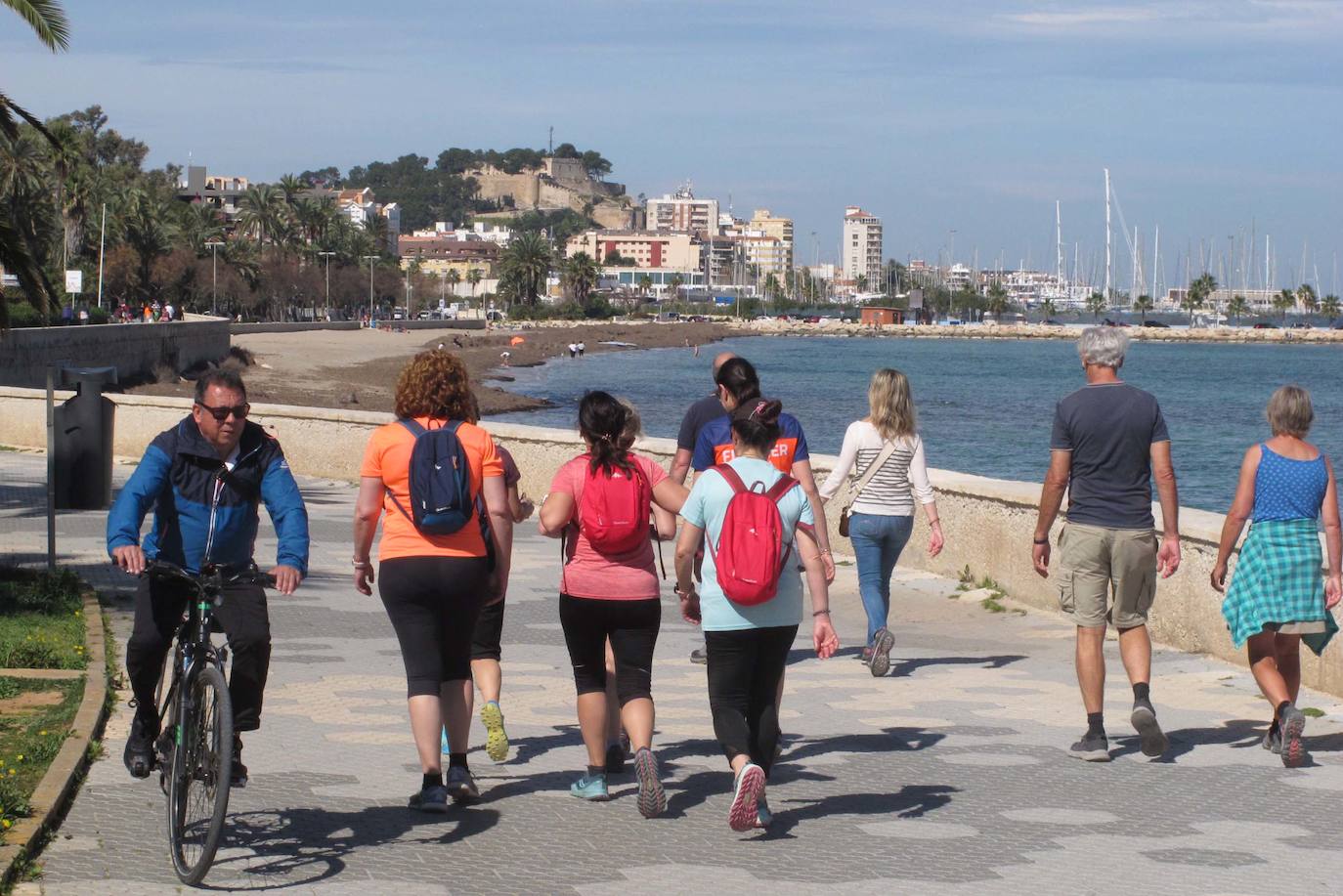 Las playas de Dénia se llenan en una jornada veraniega