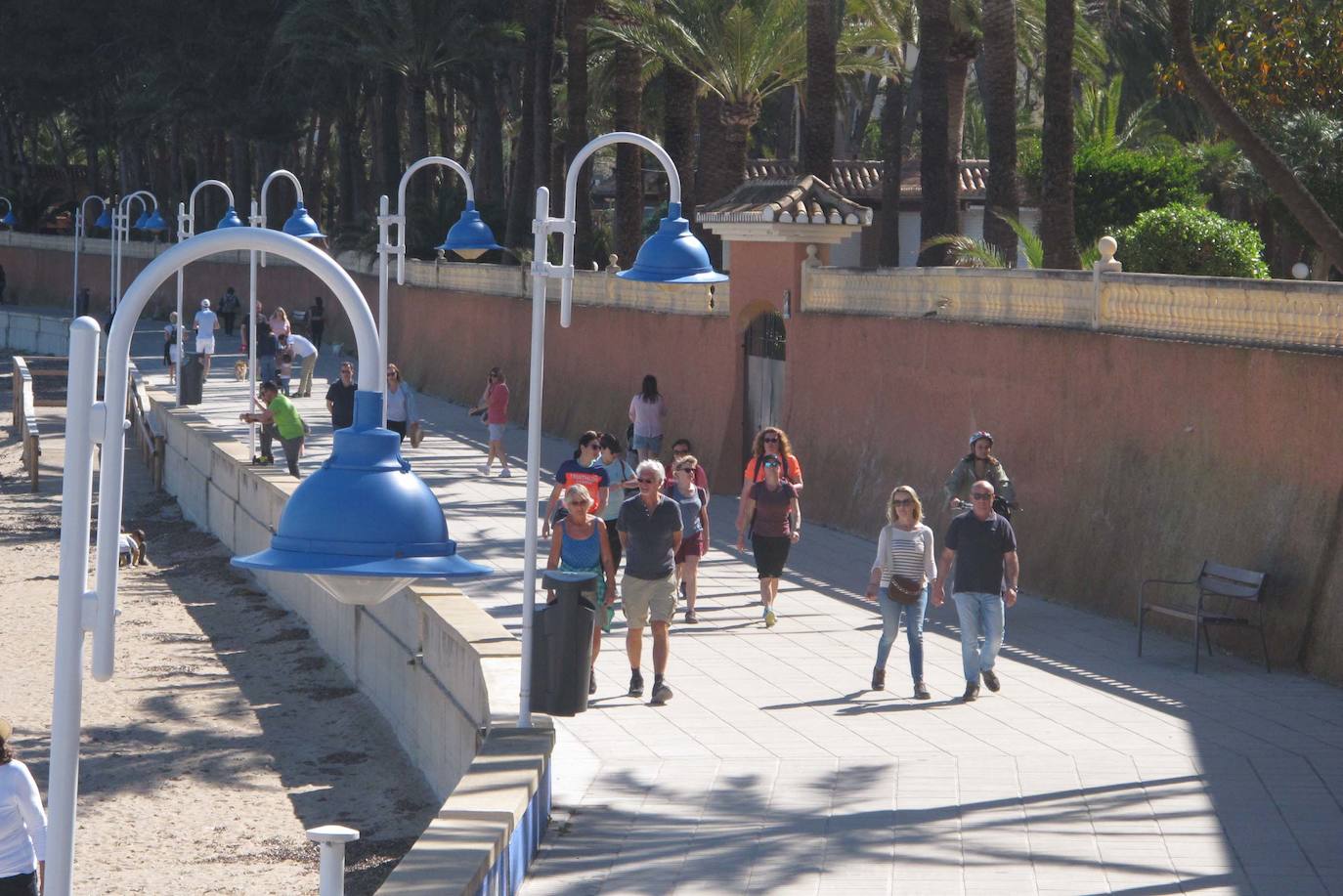Imagen secundaria 1 - Gente de paseo durante este fin de semana en la Marineta, el Raset y la playa del Arenal de Xàbia.