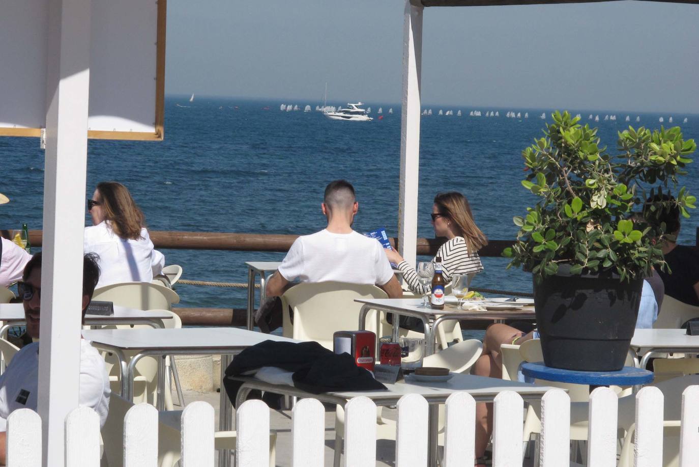 Las playas de Dénia se llenan en una jornada veraniega