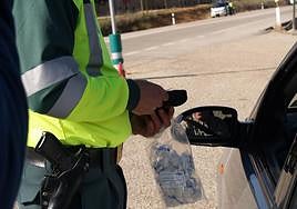 Guardia Civil durante un control de alcoholemia.