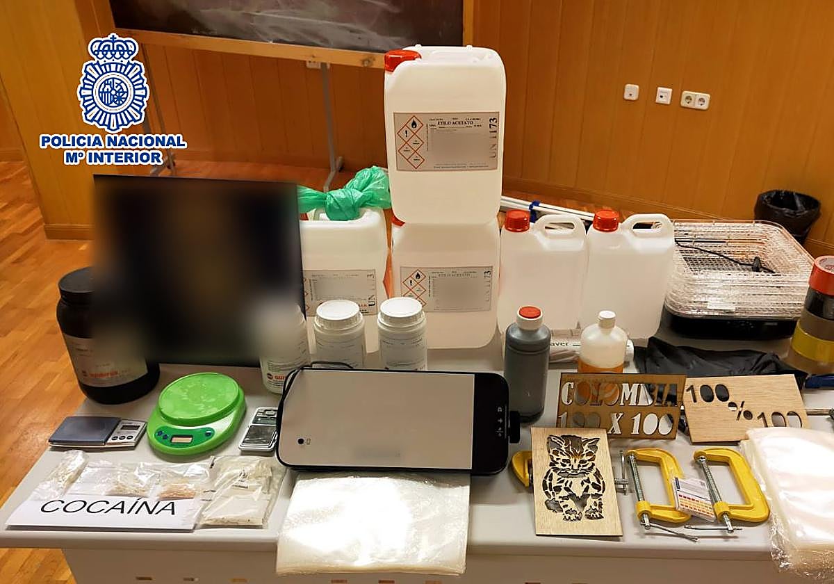 Las sustancias estupefacientes y el material intervenido.