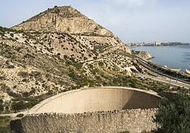 El depósito exterior de la Británica desde la sierra de San Julián