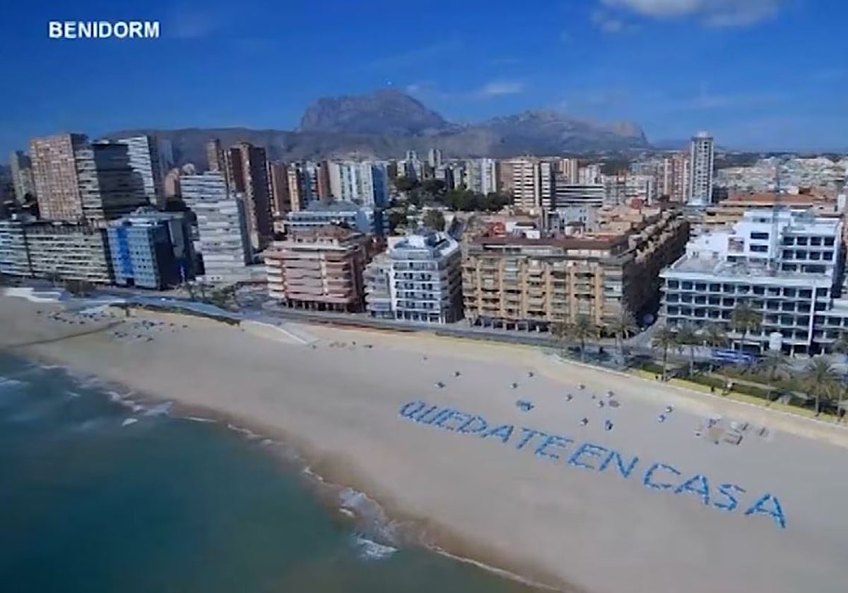 Imagen de la playa de Poniente durante el confinamiento de 2020