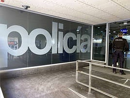 Acceso a la sede de la Comisaría Provincial de Alicante.