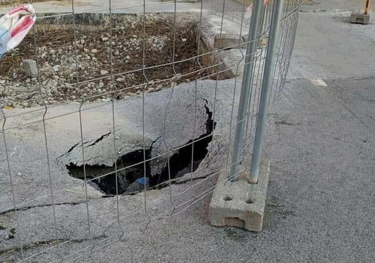 El suelo hundido en la calle Antonio Martín Trenco, en San Blas.