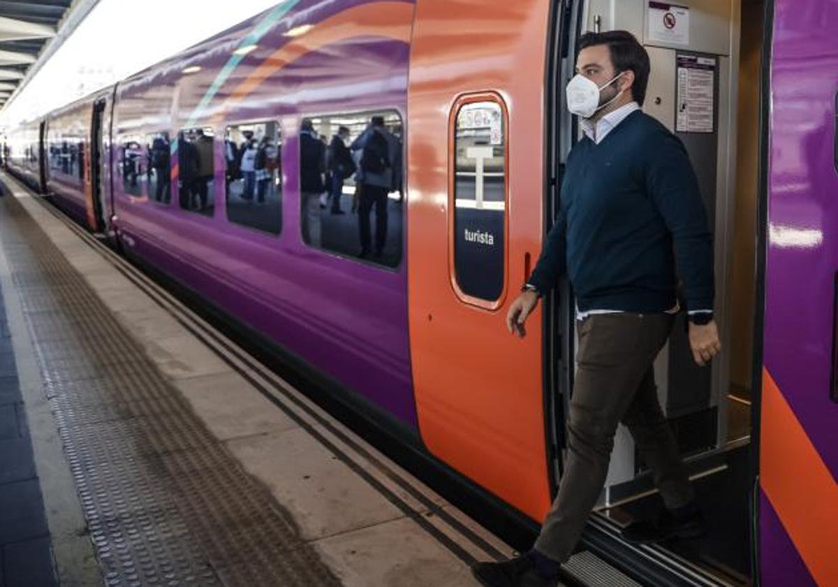 Un pasajero se baja del tren Avlo, a su llegada a la estación.