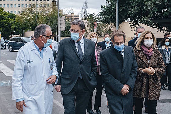El president Puig y el conseller Mínguez en una reciente visita al Hospital Dr, Balmis de Alicante.
