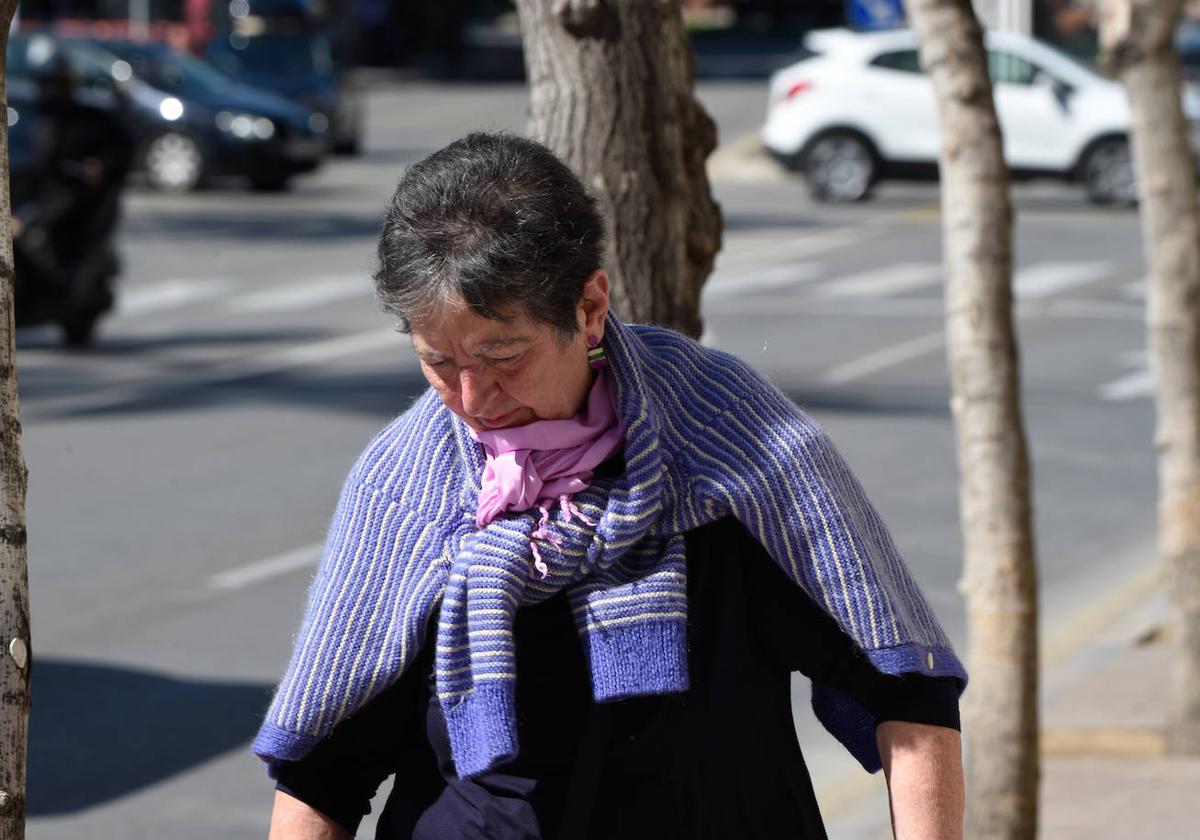 Una señora camina durante uno de los días de calor