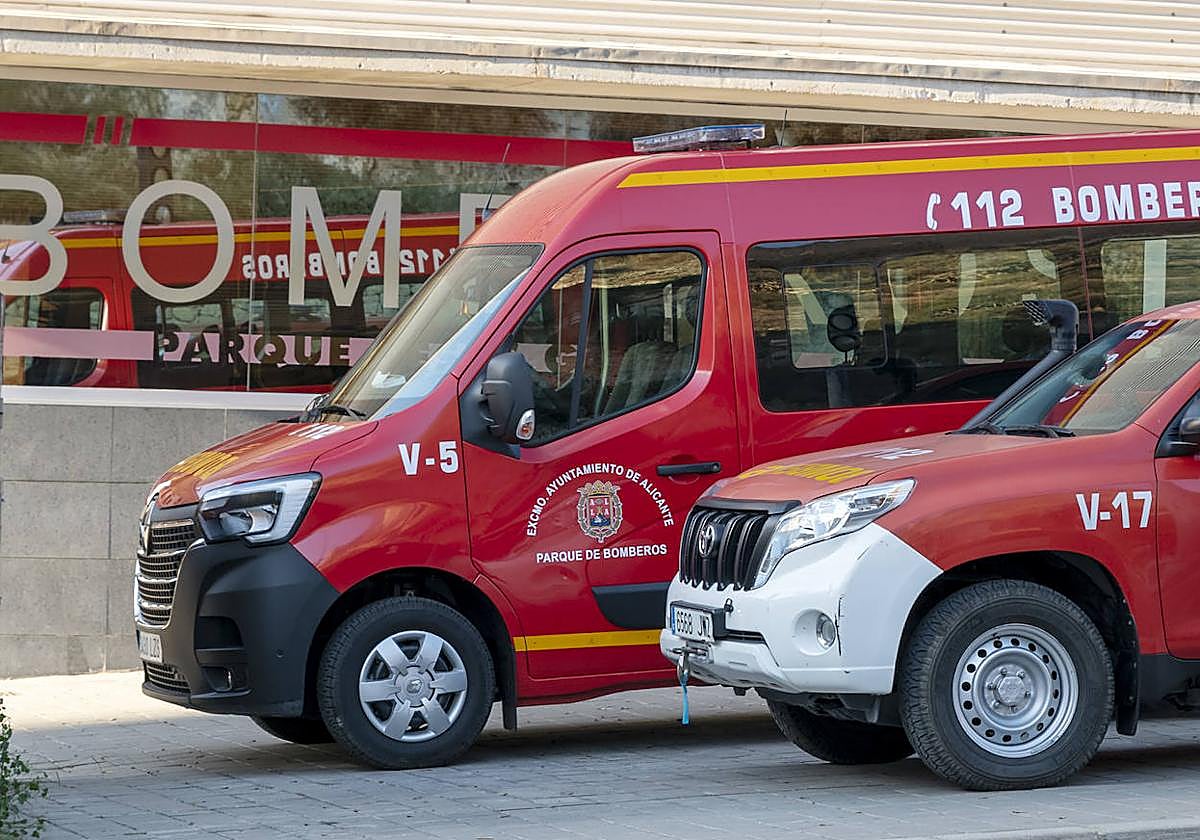 Vehículos en el Parque de Bomberos de Alicante.