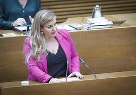 La diputada popular Eva Ortiz, en el estrado de Les Corts.