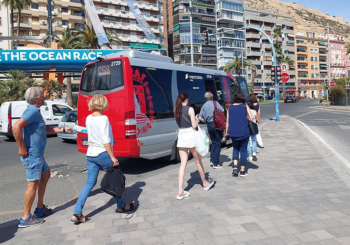 Turistas subiéndose a la lanzadera al castillo.