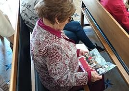 Una concursante descubre las páginas del recetario de Superchef Sénior 2022.