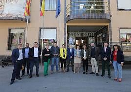 Javier Gutiérrez, con Ana Serna, María Gómez y la alcaldesa de Benejúzar, entre otras autoridades, durante la visita a la población de la Vega Baja.