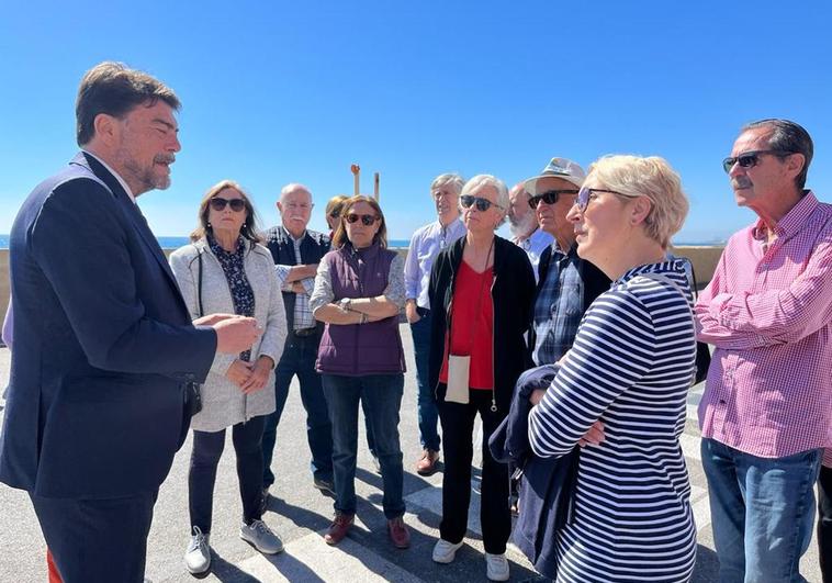 El alcalde, Luis Barcala, reunido con los vecinos de La Albufereta-Serra Grossa.