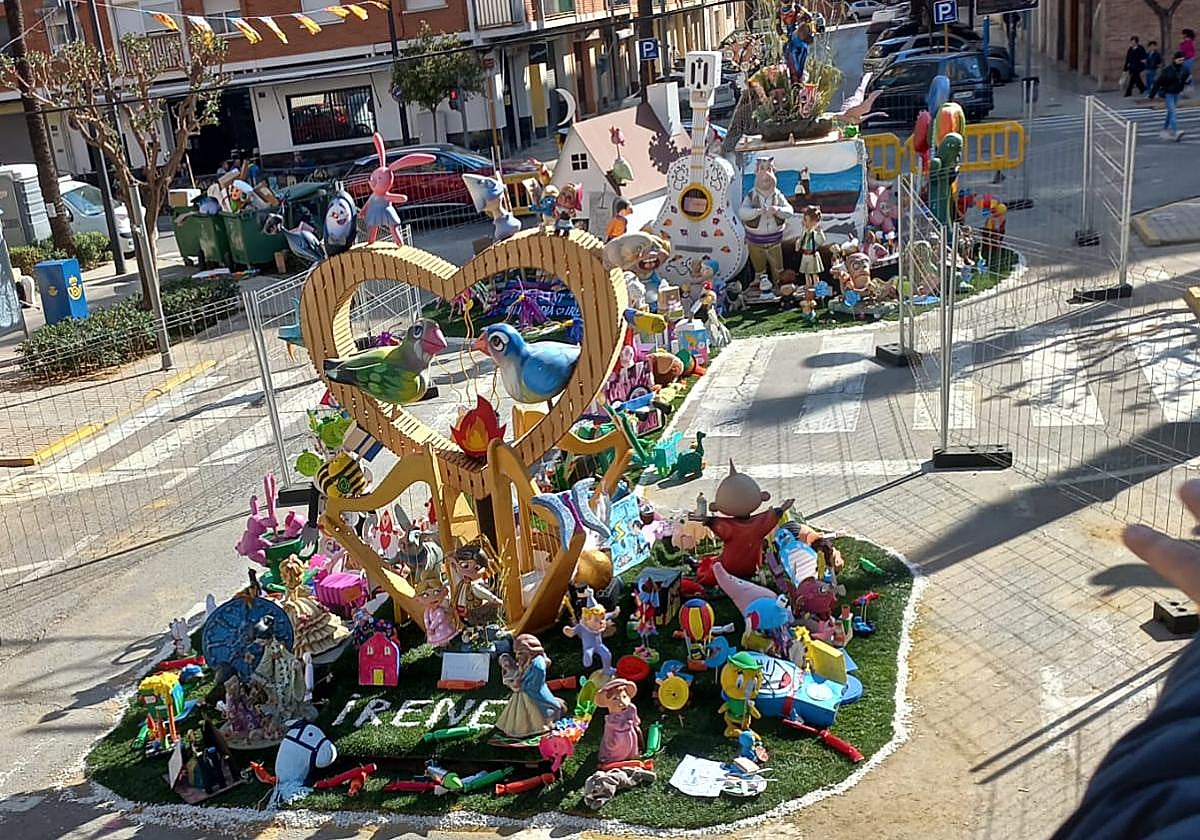La falla Sant Antoni de Paiporta ha plantado gracias a donaciones de artistas y comisionados