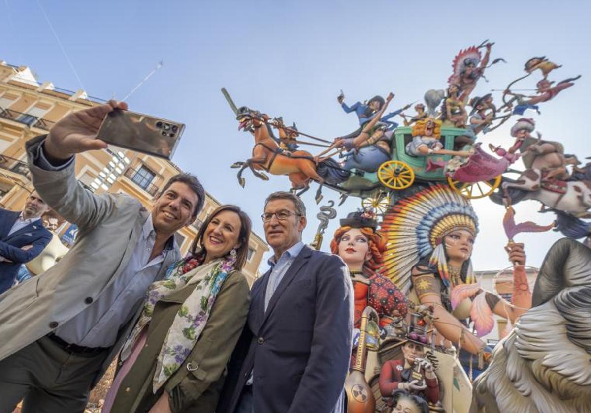 Carlos Mazón, presidente de la Diputación y del PPCV, con María José Catalá y Núñez Feijóo, de visita en las Fallas de Valencia este jueves.