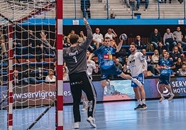 Ramiro Martínez se dispone a lanzar ante el Ystad