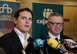 Rivera atendiendo a los medios antes de participar en el acto junto a Ruiz-Gallardón.