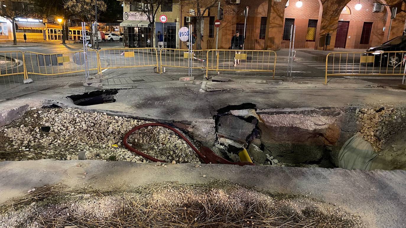 Imagen secundaria 2 - Los operarios en la zona, plano de las actuaciones y estado en el que quedó la obra.