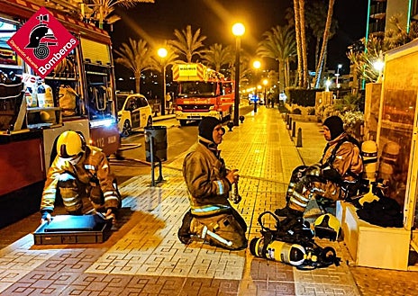 Imagen secundaria 1 - Los bomberos se tuvieron que empeñar a fondo para controlar el fuego