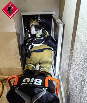 Imagen secundaria 2 - Los bomberos se tuvieron que empeñar a fondo para controlar el fuego