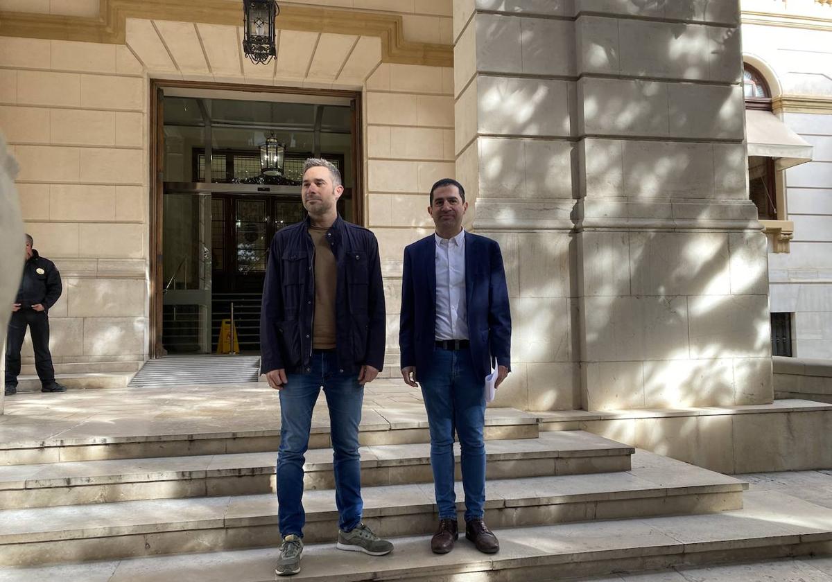 Los portavoces de Compromís y PSOE en la Diputación, Gerard Fullana y Toni Francés, en la puerta del Palacio Provincial.