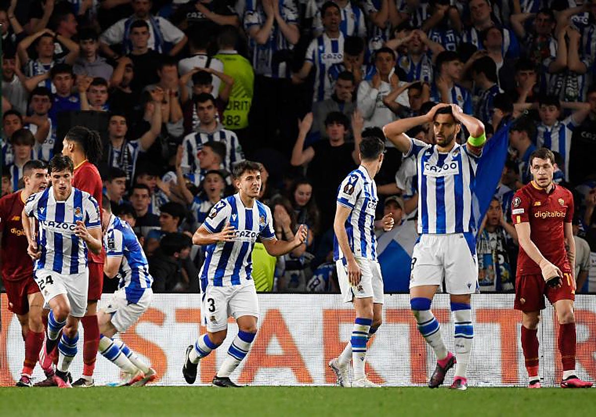 Mikel Merino, Zubimendi y Le Normand lamentan una ocasión errada ante la Roma