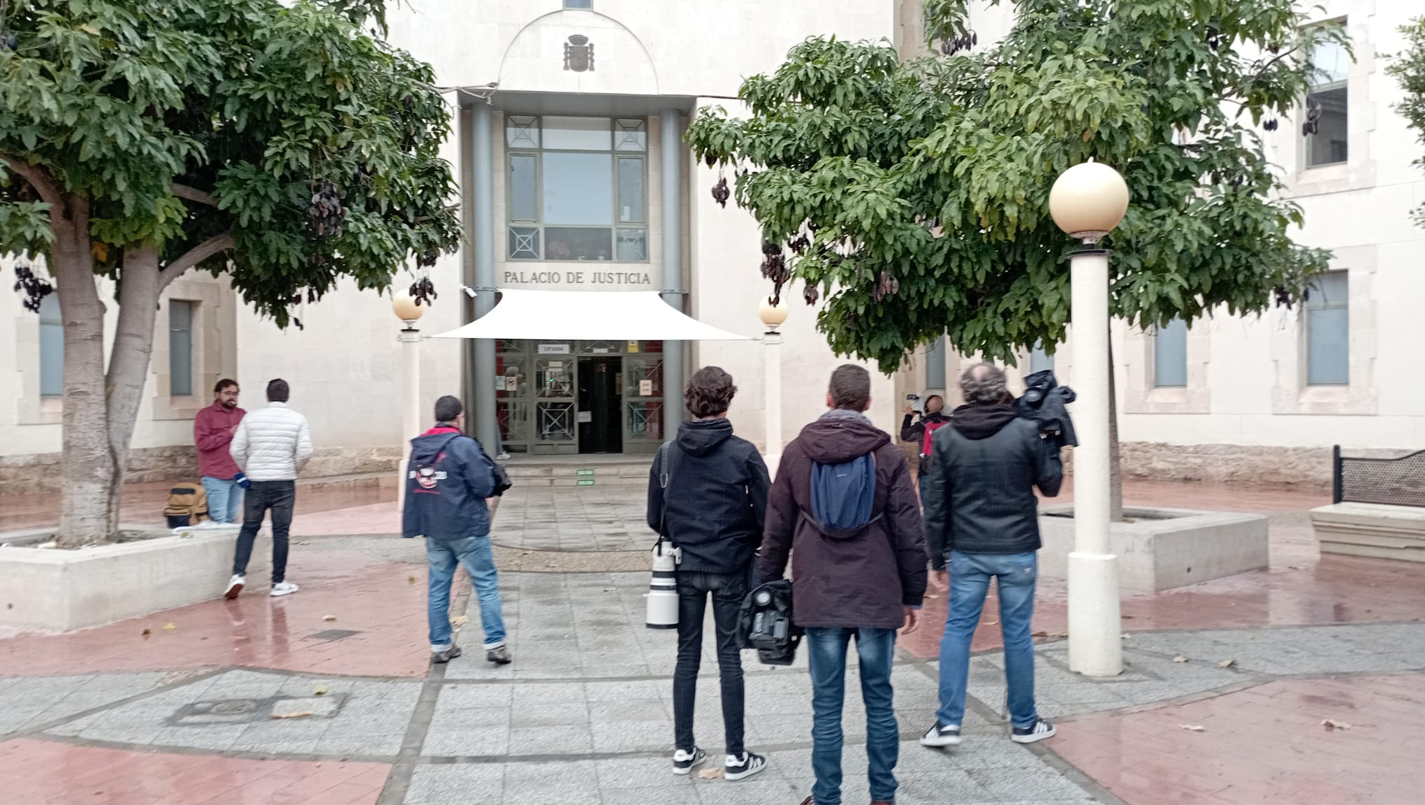 Periodistas esperando la salida de Amargo en la puerta del Palacio de Justicia de Alicante.