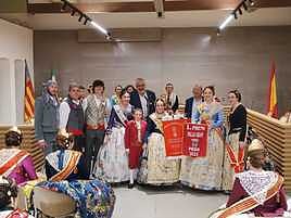 Enrtega del primer premio de la Falla Gran de Pego.
