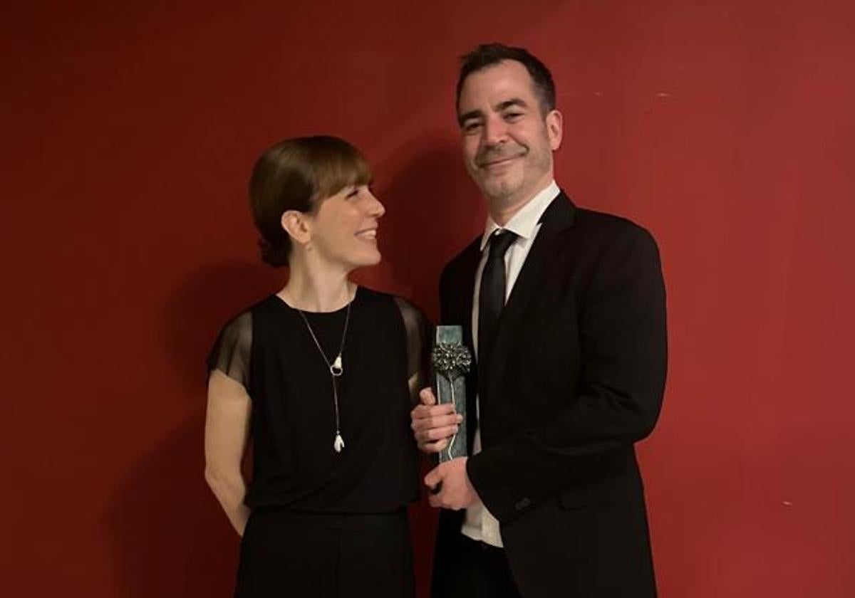 Miguel Ibáñez y Elena Trapé con la Biznaga de Plata al Mejor Guion del Festival de Málaga.