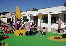 Alumnos y alumnas de la escuela infantil Els Xiquets en el patio de recreo.