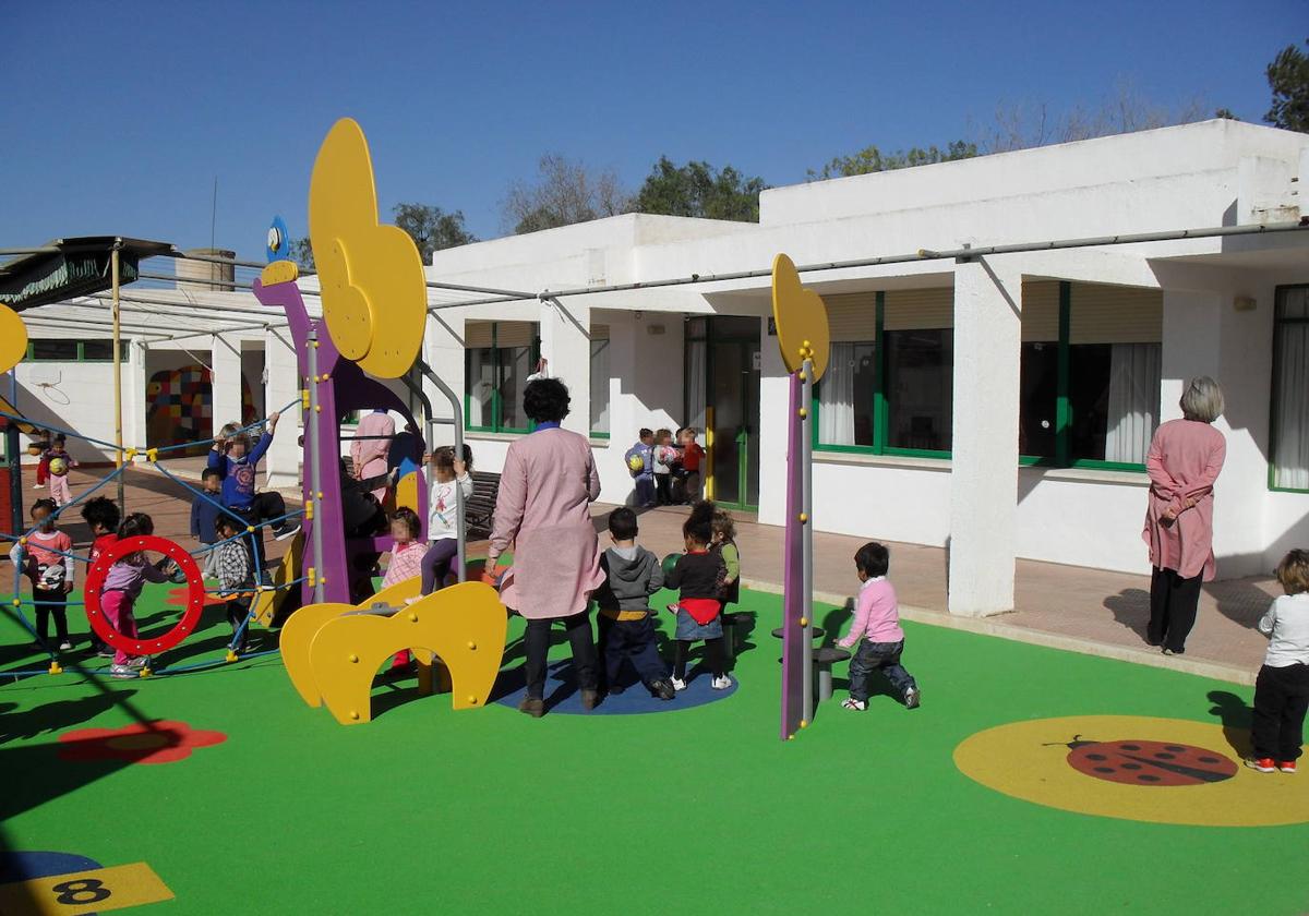 Alumnos y alumnas de la escuela infantil Els Xiquets en el patio de recreo.