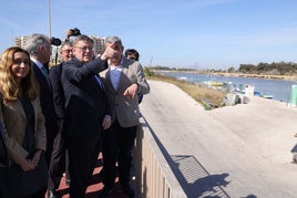Puig en su visita a la Vega Baja este lunes.