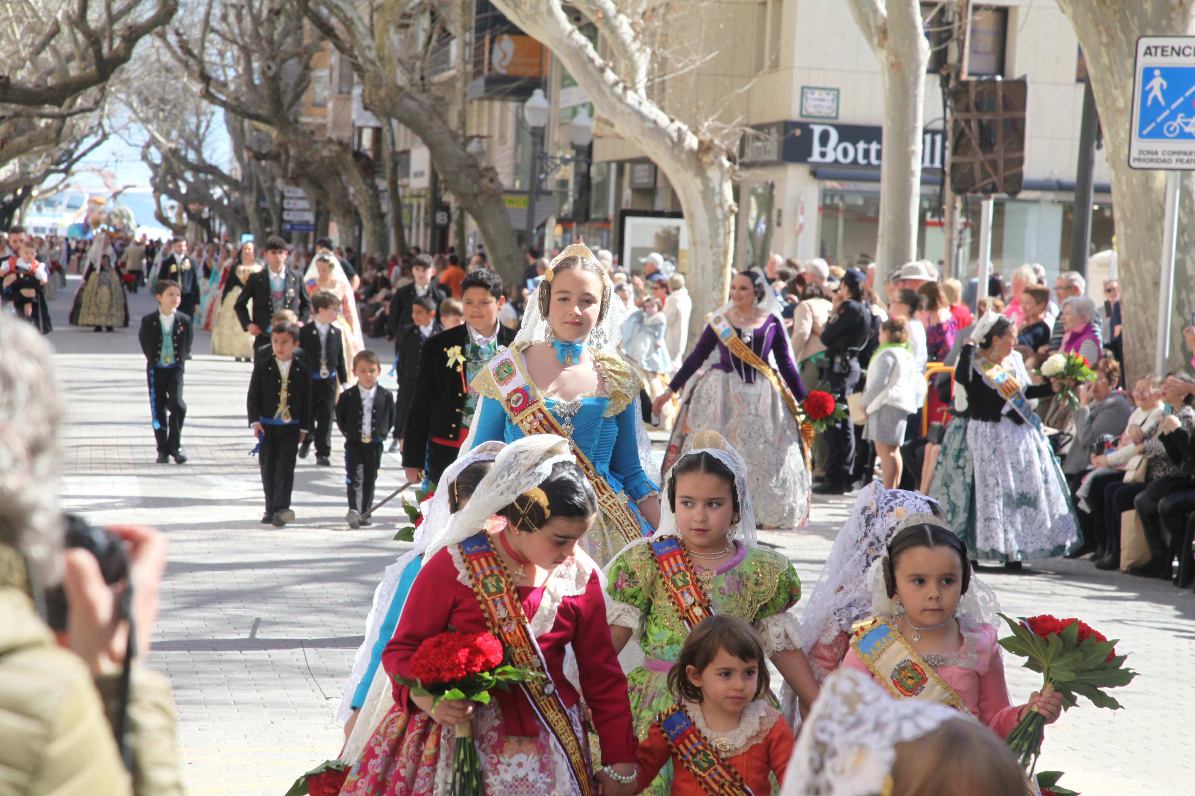 Las Fallas de Dénia se rinden ante la Mare de Déu dels Desamparats