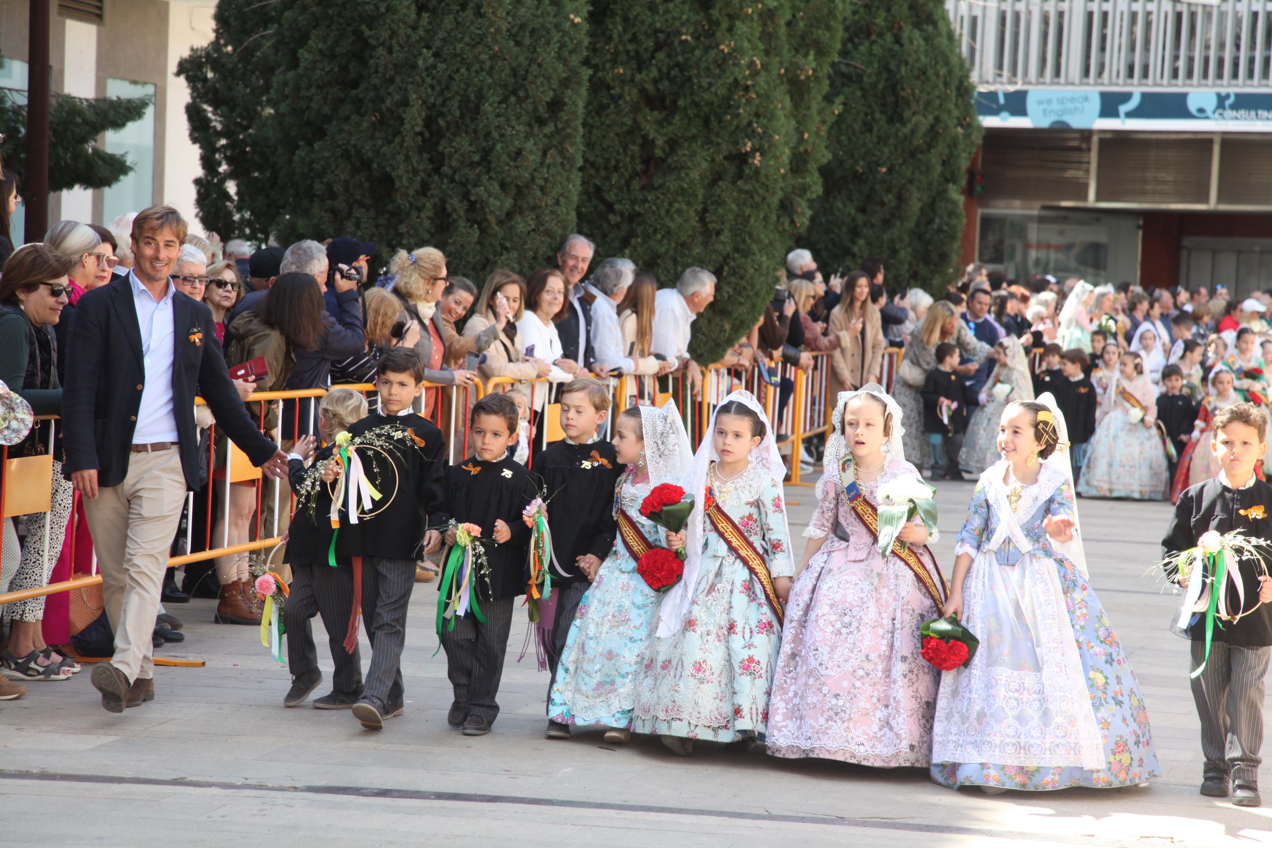 Las Fallas de Dénia se rinden ante la Mare de Déu dels Desamparats