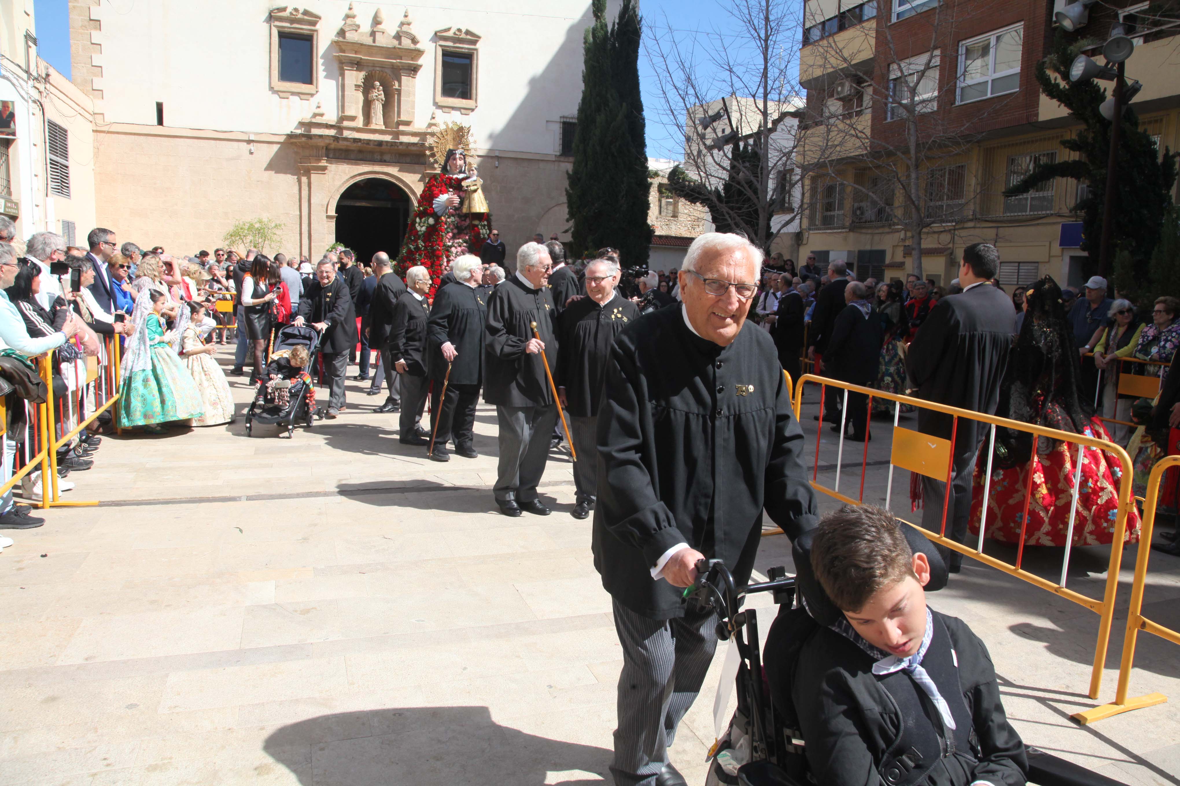 Las Fallas de Dénia se rinden ante la Mare de Déu dels Desamparats