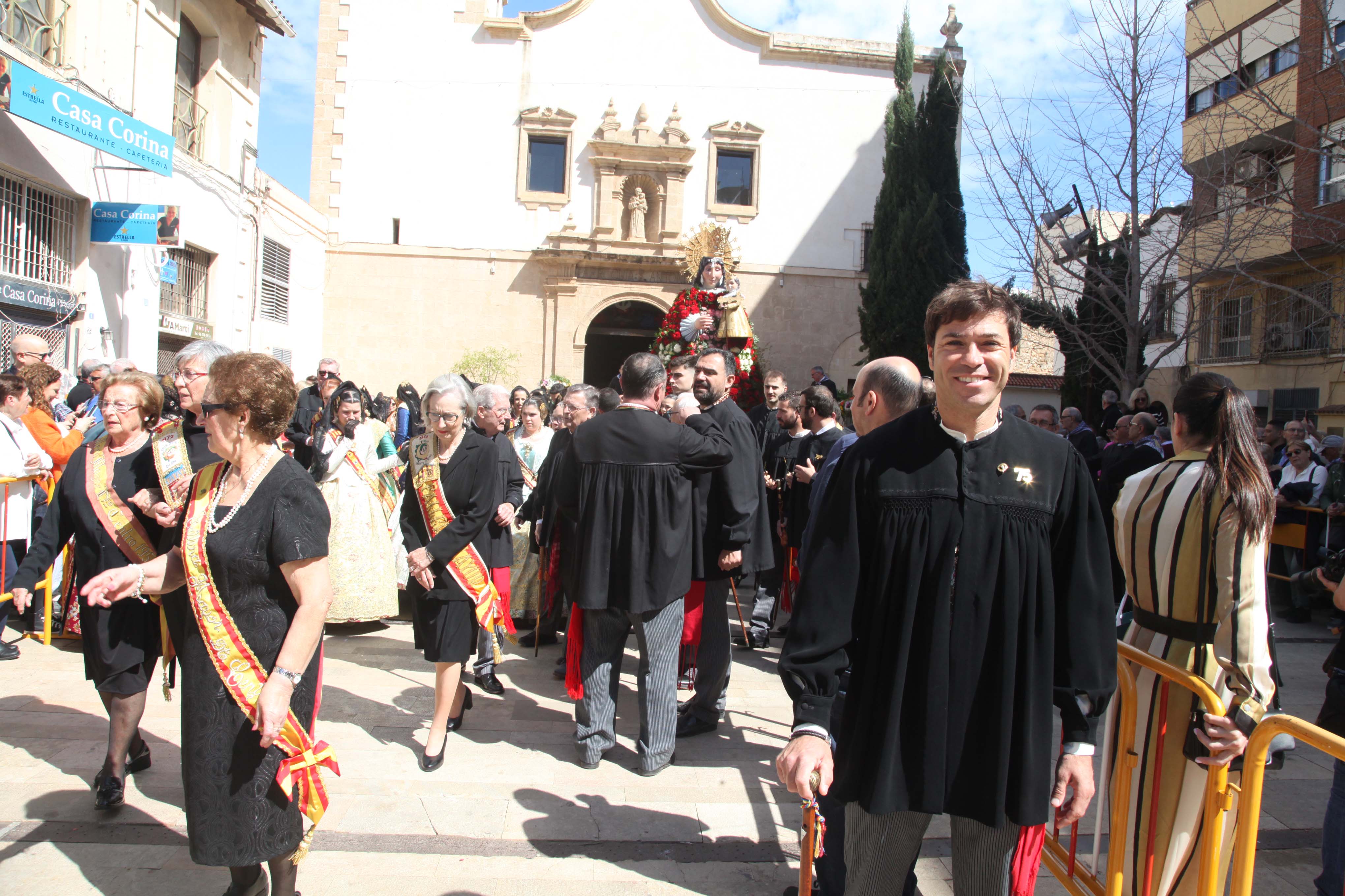 Las Fallas de Dénia se rinden ante la Mare de Déu dels Desamparats