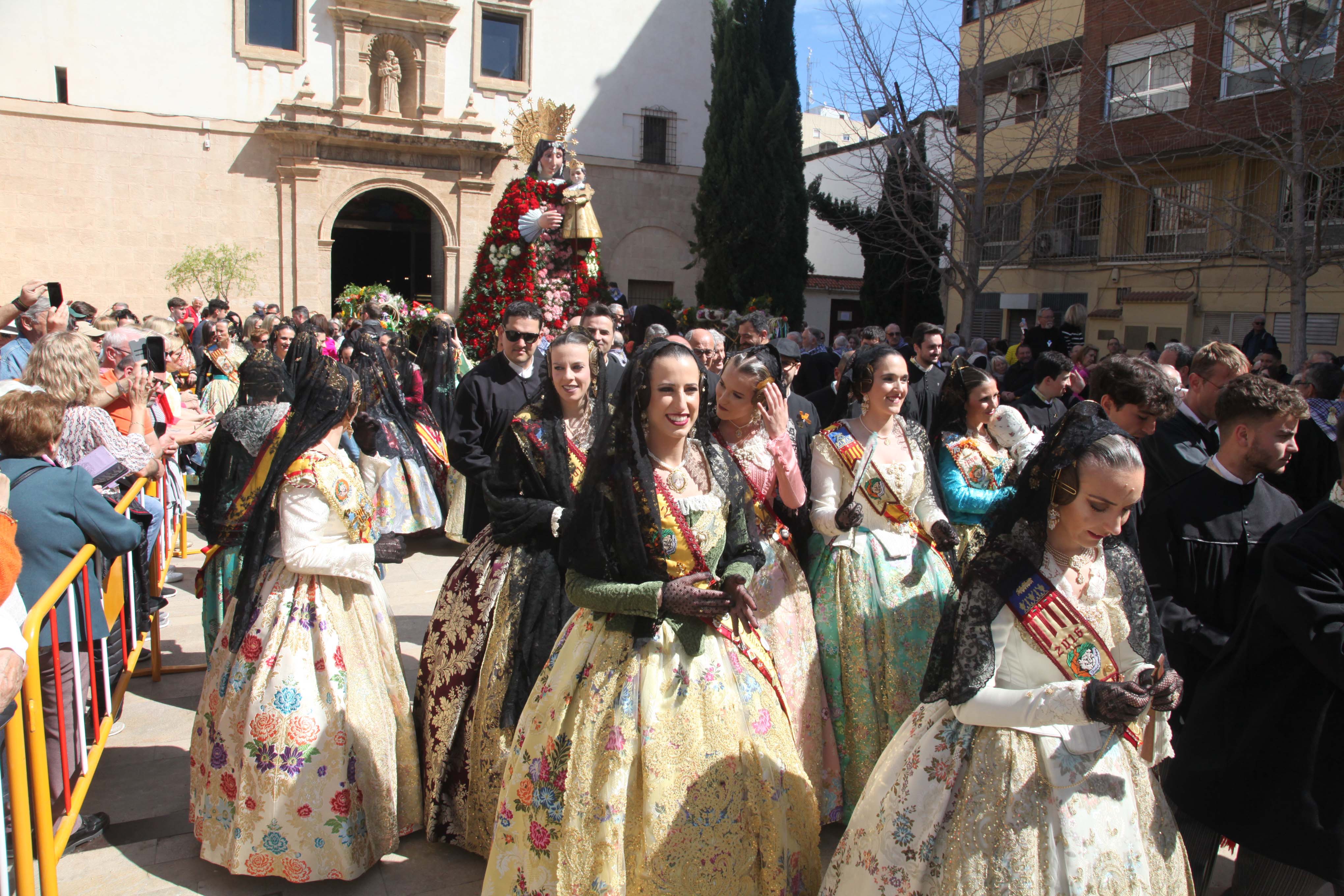 Las Fallas de Dénia se rinden ante la Mare de Déu dels Desamparats