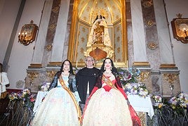El presidente de la Junta Local Fallera, Jaume Bertomeu, con Noa Dacosta y Aida Gavilá, ante la Mare de Déu