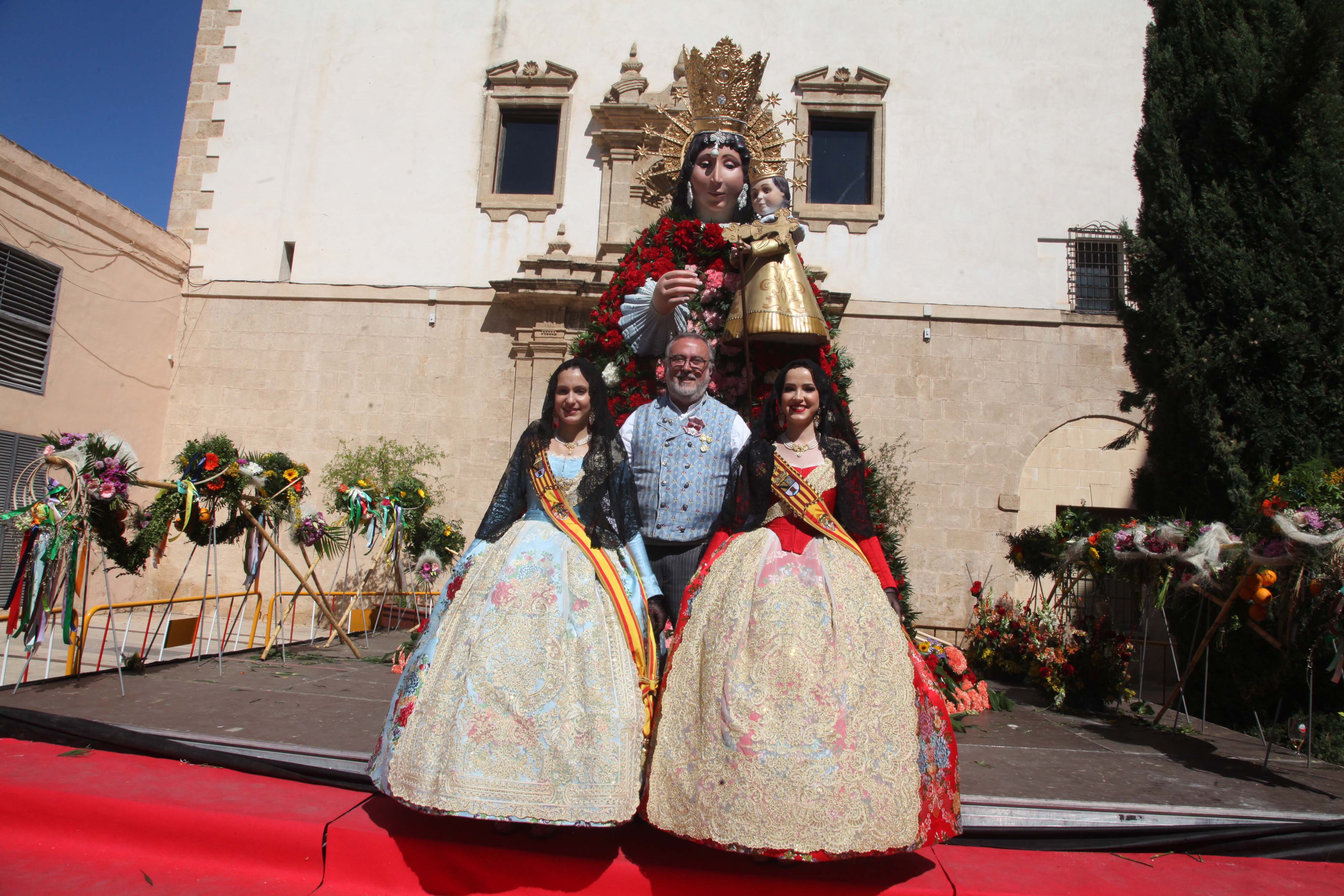 Las Fallas de Dénia se rinden ante la Mare de Déu dels Desamparats