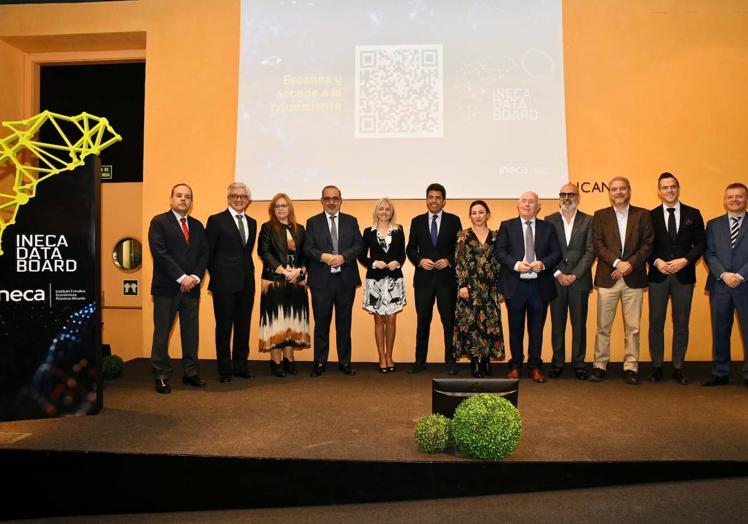 Imagen principal - De izquierda a derecha: foto grupal de los presentes en el Data Board Ineca, el presidente de la diputación Carlos mazón con el director de estudios, Francisco Llopis, y Mazón junto a Carlos Baño