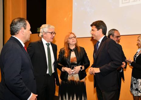 Imagen secundaria 1 - De izquierda a derecha: foto grupal de los presentes en el Data Board Ineca, el presidente de la diputación Carlos mazón con el director de estudios, Francisco Llopis, y Mazón junto a Carlos Baño
