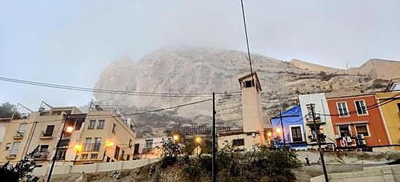 El castillo de Santa Bárbará cubierto por la niebla en una imagen de archivo.