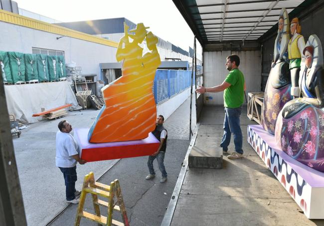 El equipo de Pachi sube una de las figuras principales al tráiler que llevará la hoguera a Córdoba.