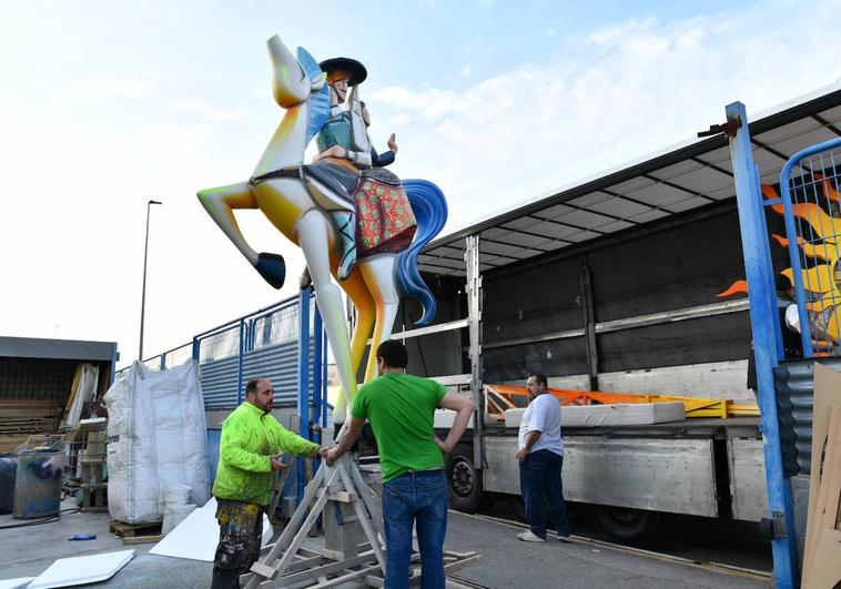 Pachi y su equipo cargan el camión con las piezas de la hoguera que plantarán en Córdoba