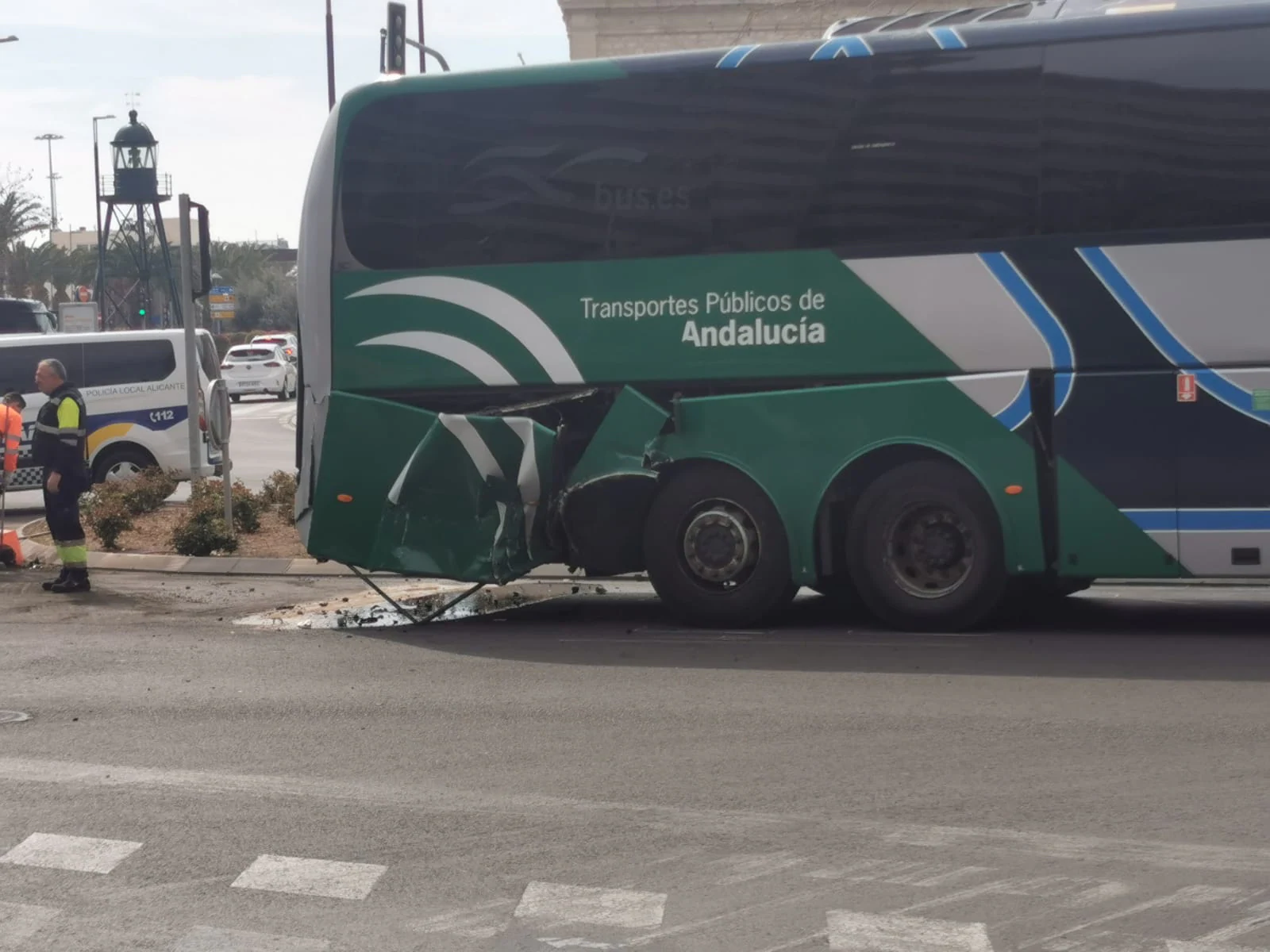 Imagen secundaria 1 - El estado de los vehículos y el tráfico que ha provocado el accidente