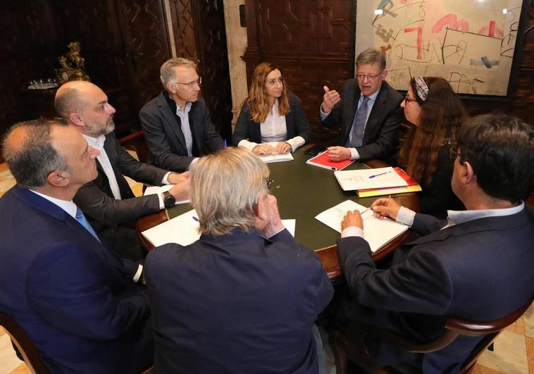 El presidente, Ximo Puig, y la consellera de Agricultura, Isaura Navarro, reunidos con los regantes.