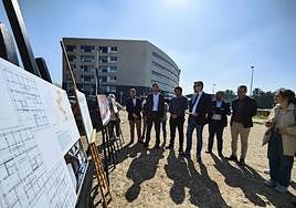 El secretario autonómico de Vivienda y el alcalde de Elche, entre otras autoridades, con los planos del proyecto.