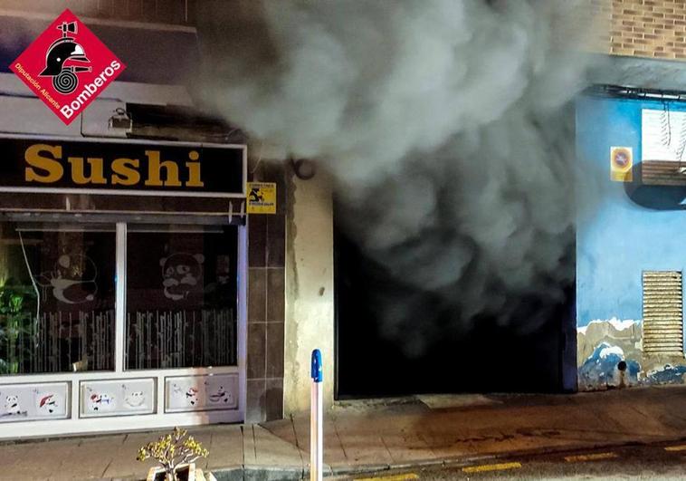 Un aparatoso incendio en un garaje de Torrevieja quema dos coches